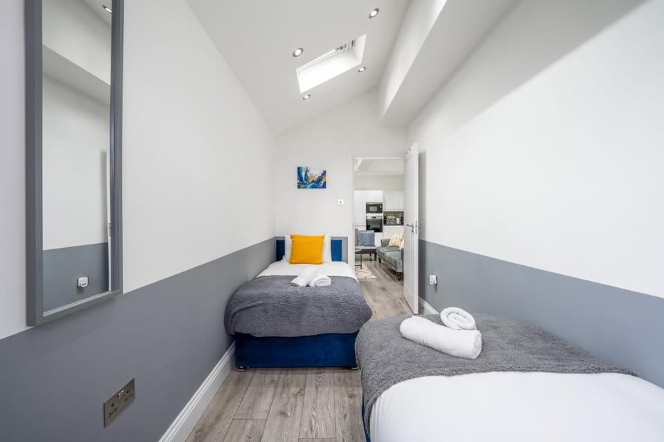 Spacious & Comfortable 3-Bedroom Retreat in NW10 House in London Borough of Ealing