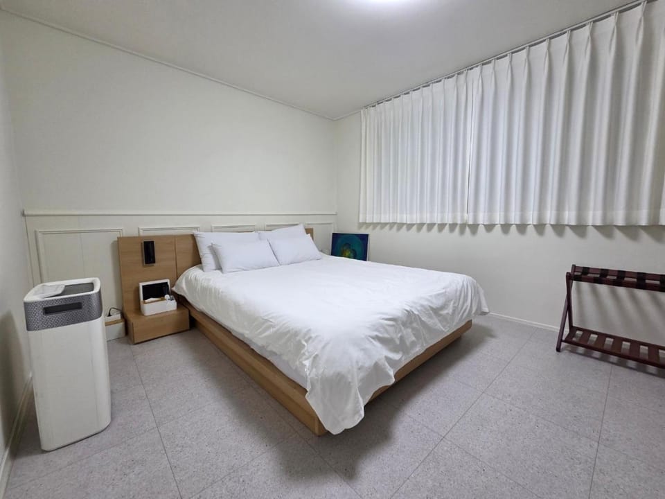Bed, Bedroom, air conditioner