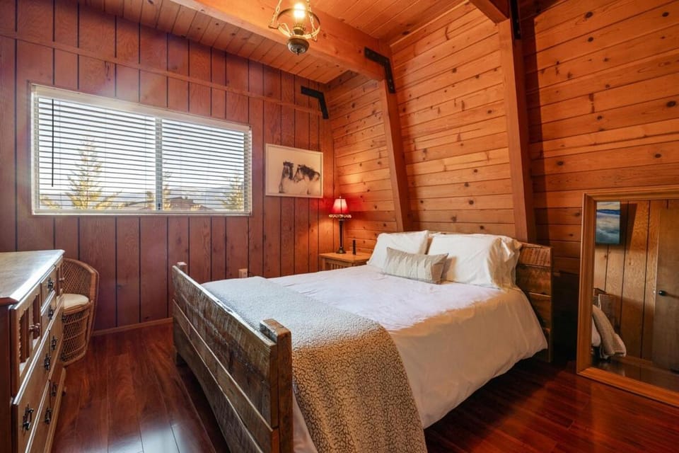 The Cedar Bear Lodge, Jacuzzi with an Outdoor Patio & BBQ House in Southern California