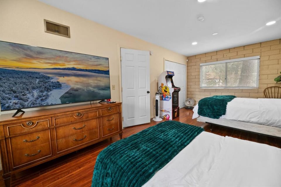 The Cedar Bear Lodge, Jacuzzi with an Outdoor Patio & BBQ House in Southern California