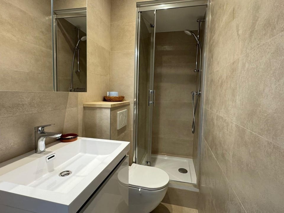 Studio cosy hyper centre Aix-les-Bains avec balcon et wifi - FR-1-555-106 Apartment in Aix-les-Bains