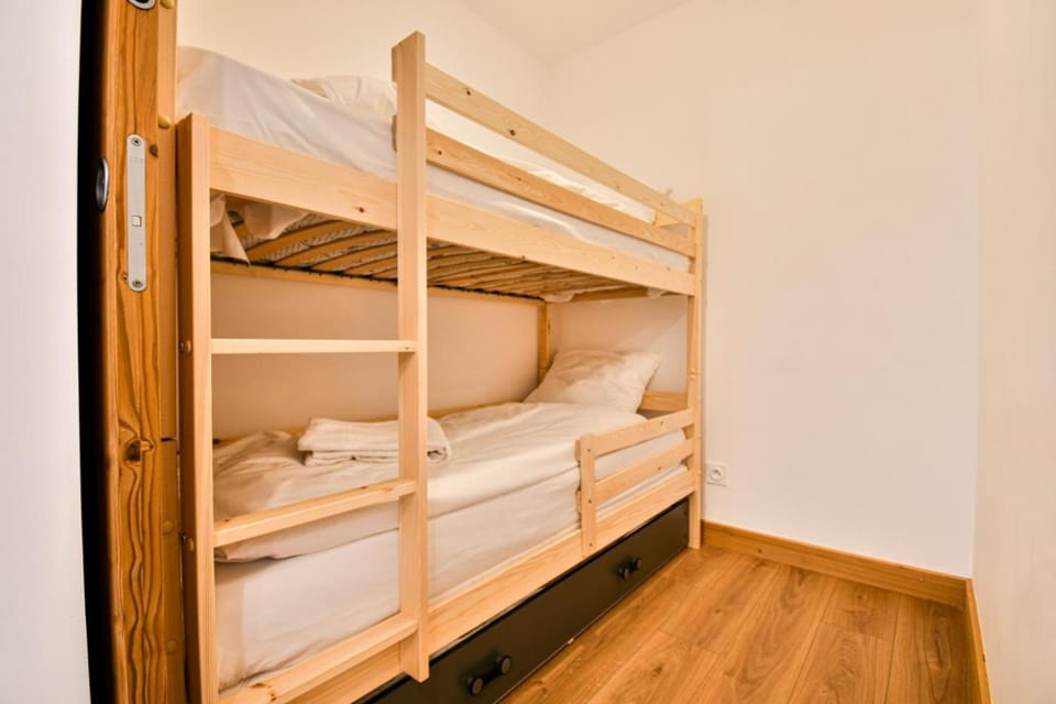 Bed, bunk bed