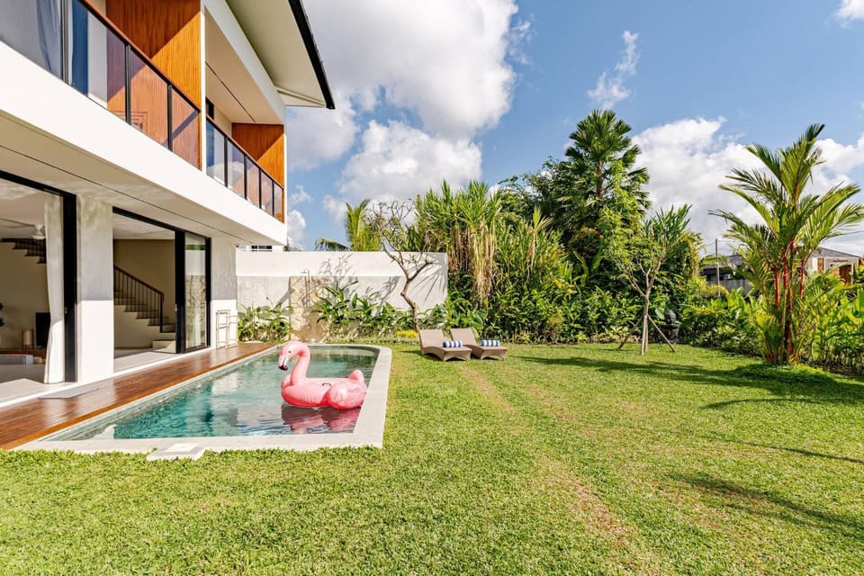 Property building, Patio, Garden, Balcony/Terrace, Garden view, Pool view, Swimming pool, sunbed