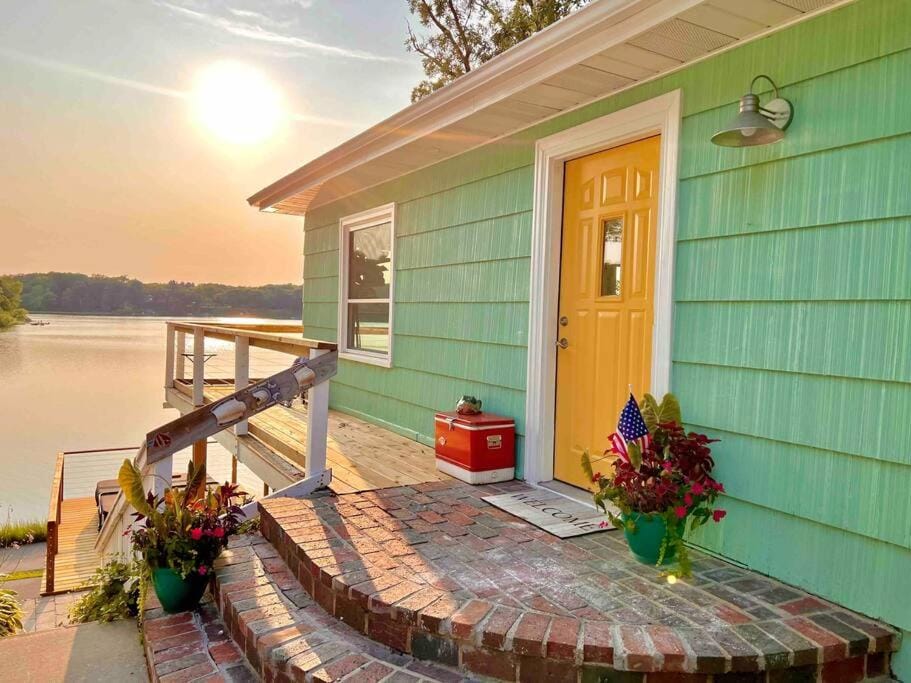 UncleLarry's Lake Place, Sleeps 10 & Hot Tub House in La Porte