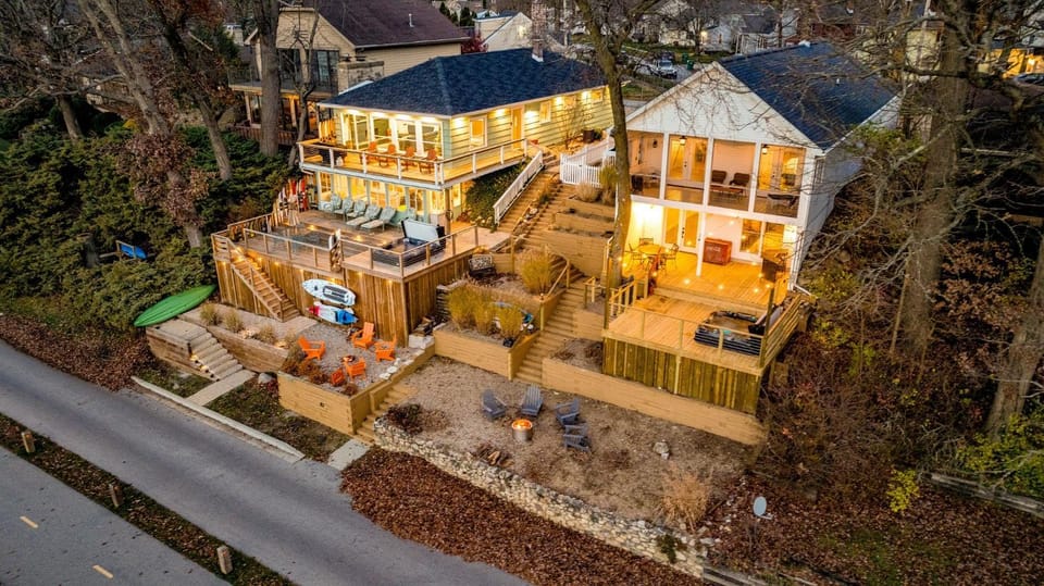 UncleLarry's Lake Place, Sleeps 10 & Hot Tub House in La Porte