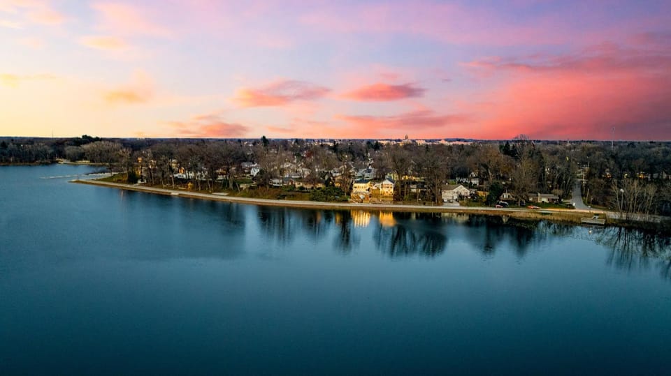 UncleLarry's Lake Place, Sleeps 10 & Hot Tub House in La Porte