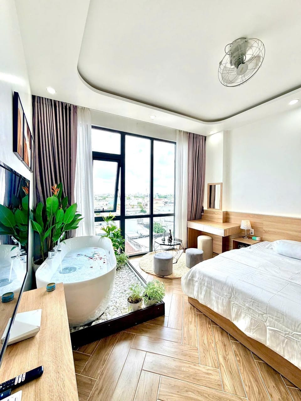 Dr402 Modern Studio W Bathtub and City Views Apartment in Cambodia