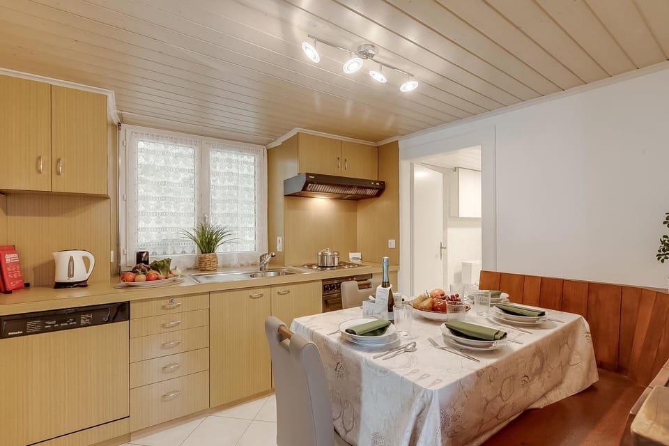 Kitchen or kitchenette, Dining area