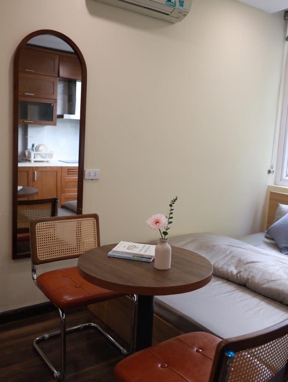 Photo of the whole room, Seating area, Dining area