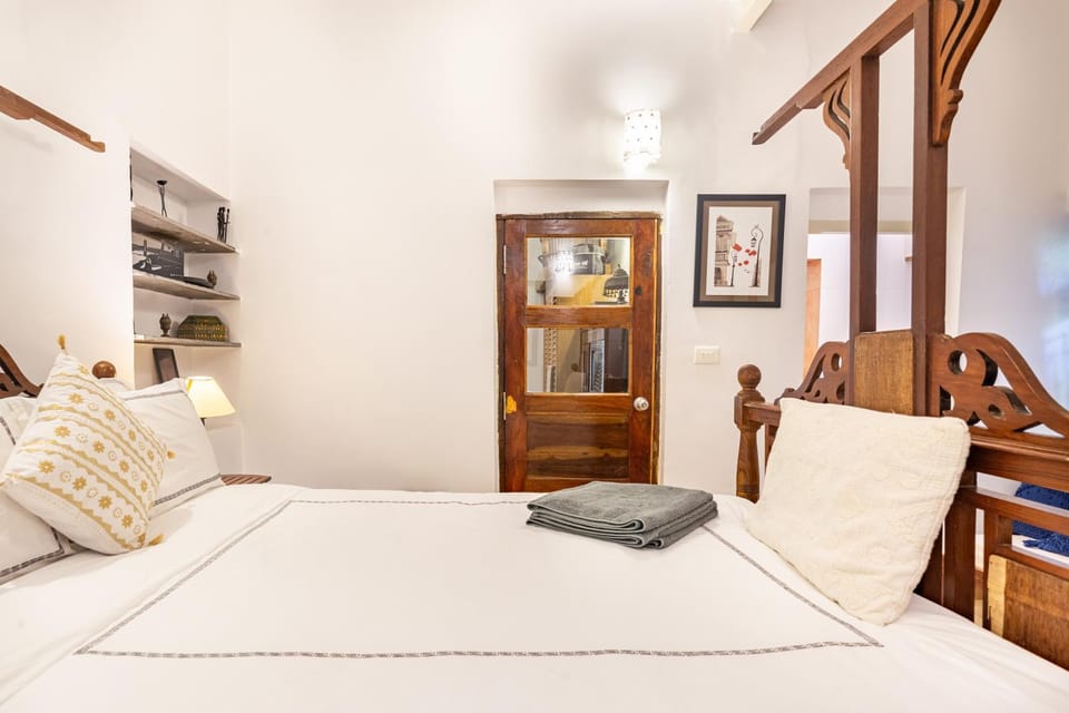 Bed, Bedroom, towels