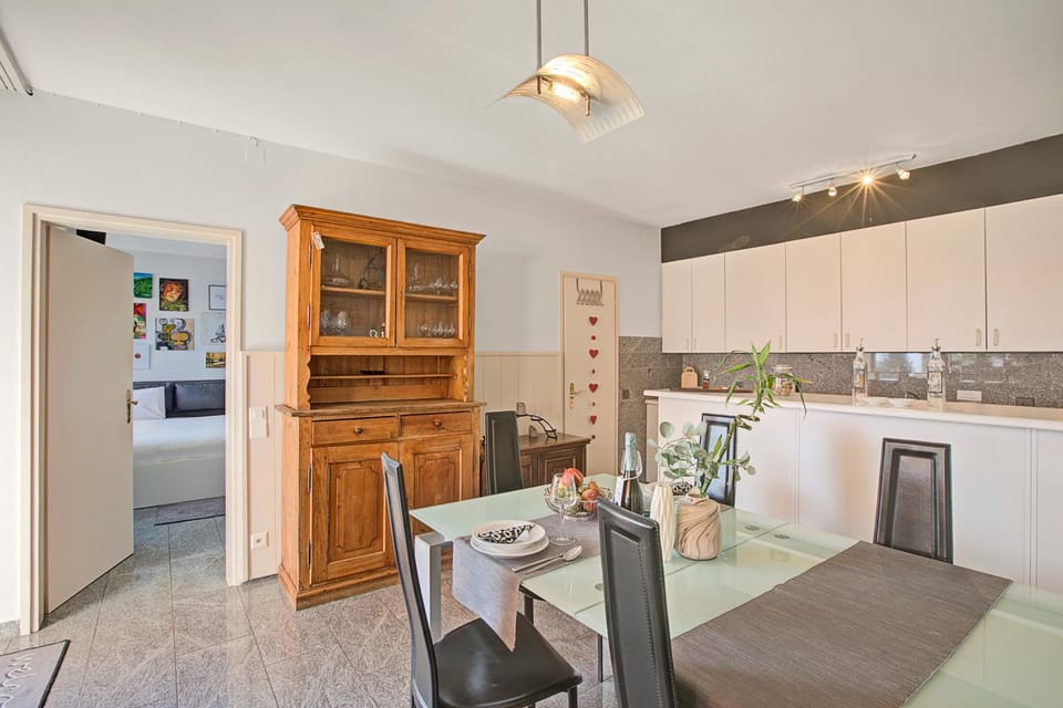 Kitchen or kitchenette, Dining area