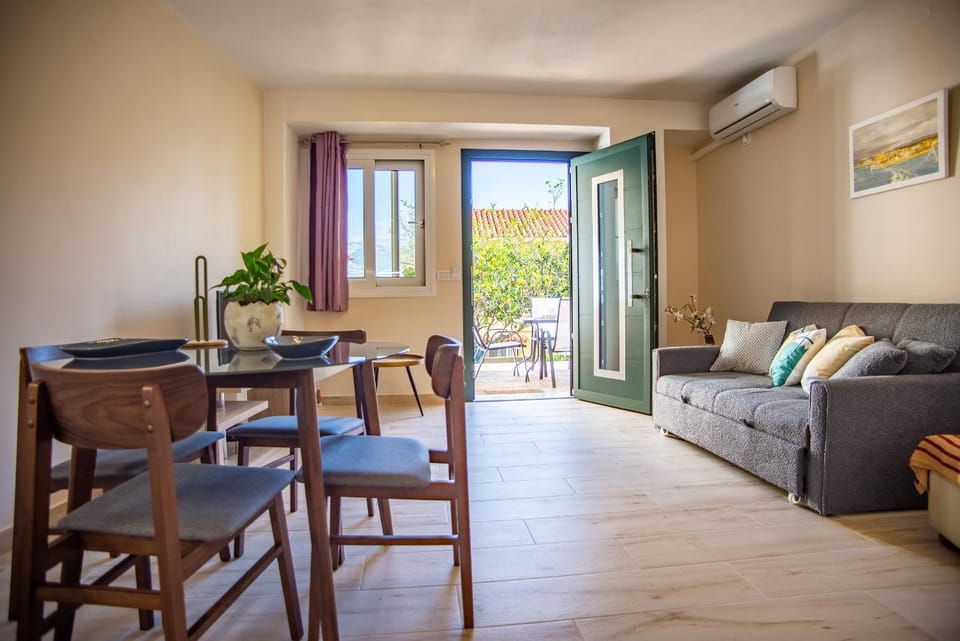Patio, Living room, Seating area, Dining area, air conditioner