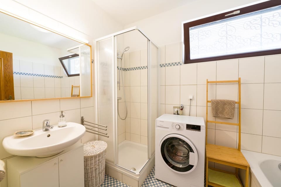Shower, Bathroom, Bath, towels, washing machine