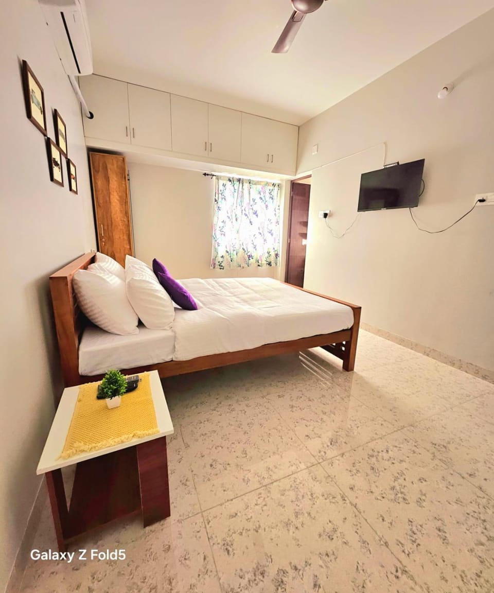 Bed, TV and multimedia, Bedroom, wardrobe