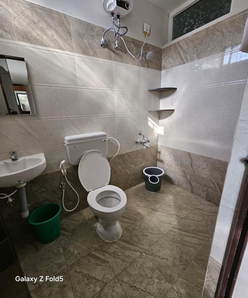 Shower, Toilet, Bathroom, bidet, towels