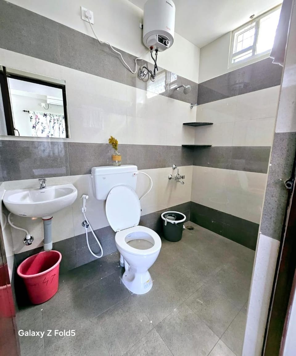 Shower, Toilet, Property building, Bathroom, bidet, towels