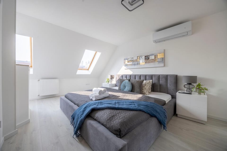 Bed, Living room, Photo of the whole room, Seating area, Bedroom, internet, towels, air conditioner