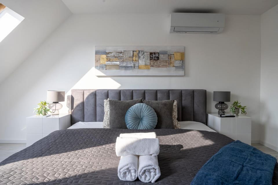 Bed, Photo of the whole room, Bedroom, towels, air conditioner