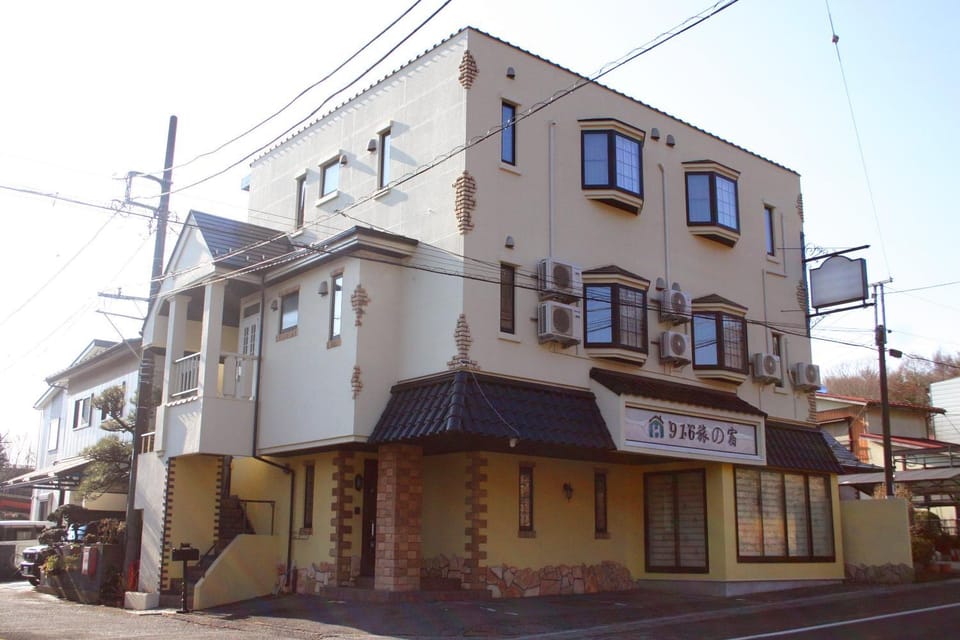 Property building, Neighbourhood, Street view, Location, Parking
