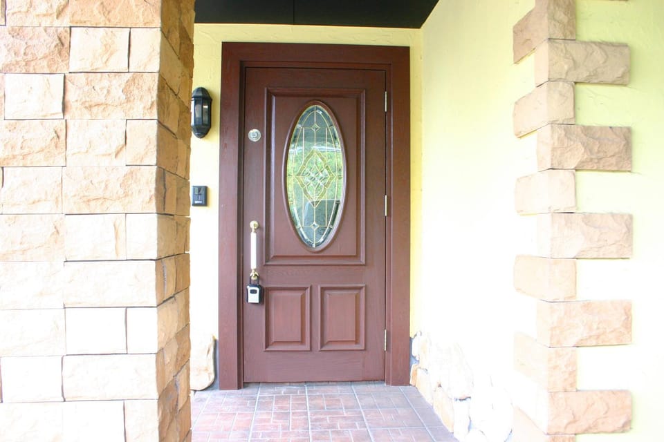 Facade/entrance, group of guests
