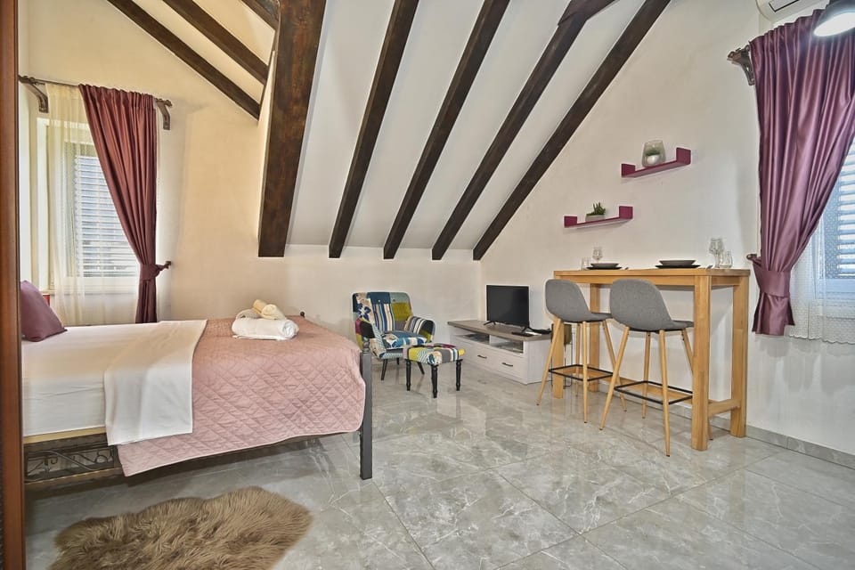 Bed, TV and multimedia, Seating area, Dining area, Bedroom