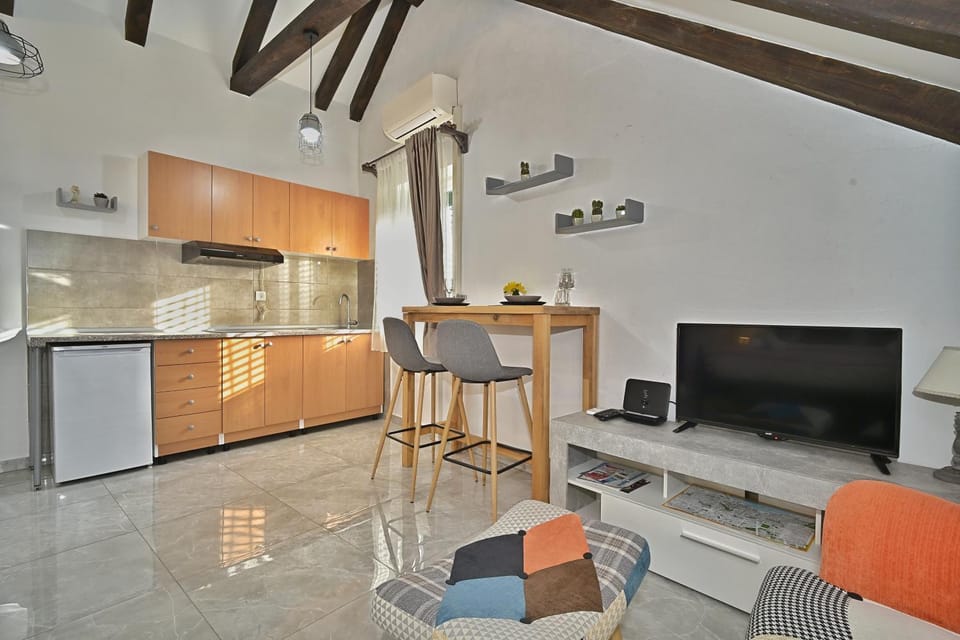 TV and multimedia, Kitchen or kitchenette, Seating area, Dining area, stove