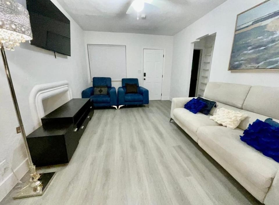 Miami Escape, 3BR, Parking, 15 Min to Airport! House in Miami