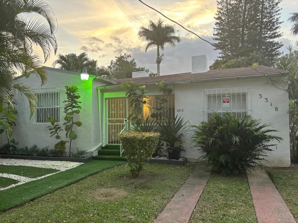 Miami Escape, 3BR, Parking, 15 Min to Airport! House in Miami