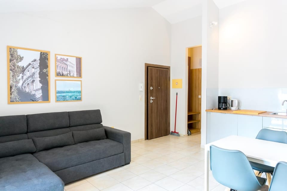 Kitchen or kitchenette, Living room