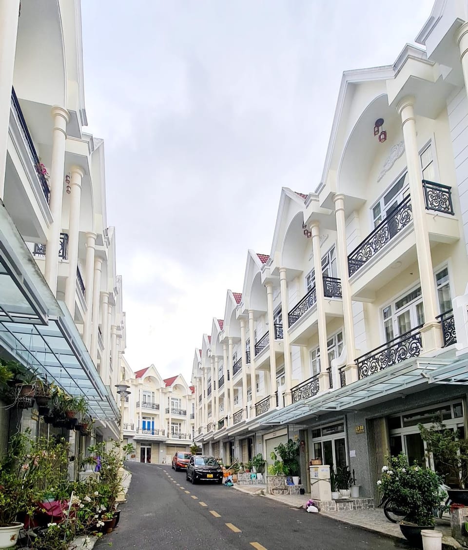Property building, Restaurant/places to eat, Day, Neighbourhood, City view, Street view, Location, Parking