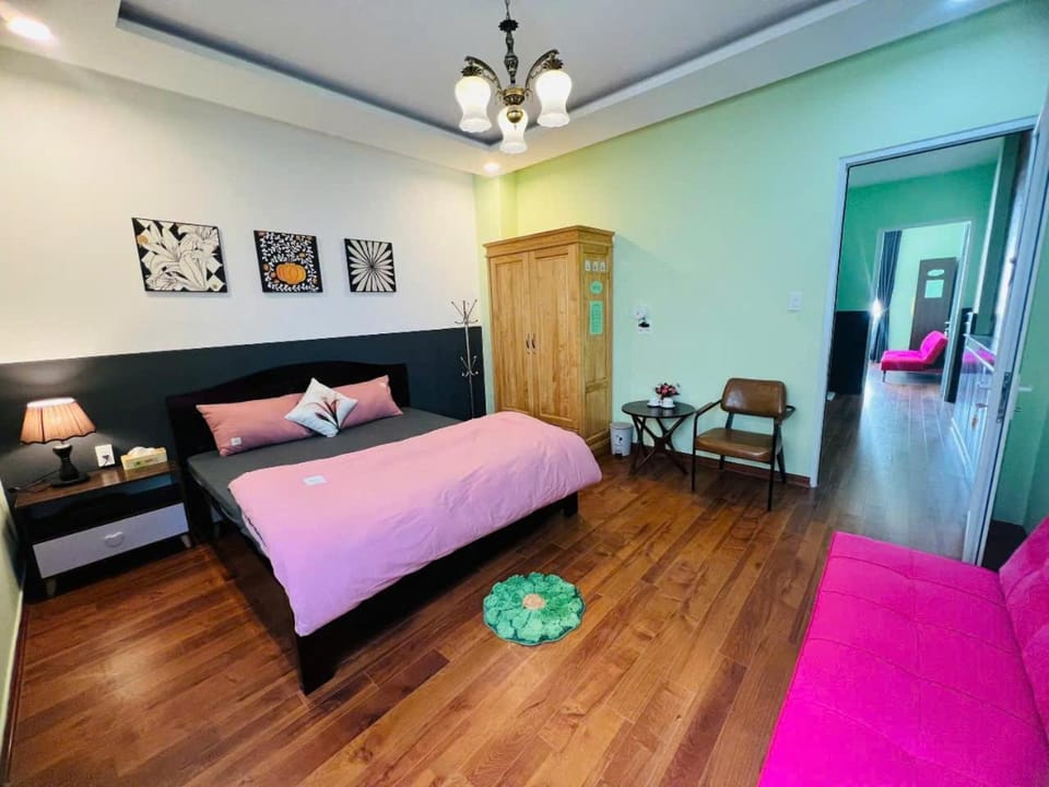 Bed, Photo of the whole room, Seating area, Bedroom, wardrobe