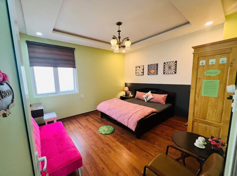 Bed, Photo of the whole room, Seating area, Bedroom, wardrobe