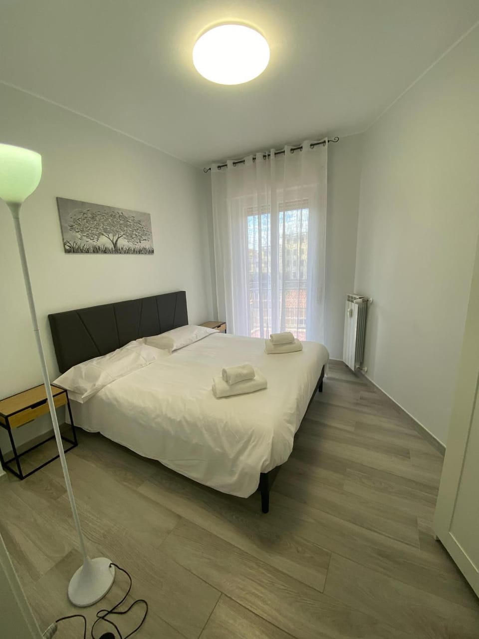 Bed, Photo of the whole room, Bedroom, towels