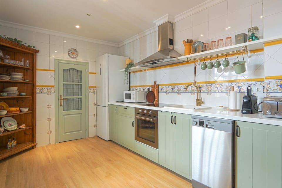 Coffee/tea facilities, dishwasher, microwave, oven, kitchen