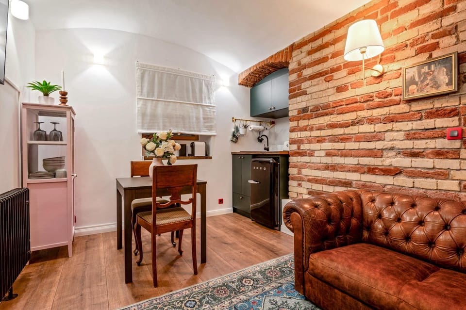 Kitchen or kitchenette, Living room, Seating area, Dining area, Breakfast, microwave