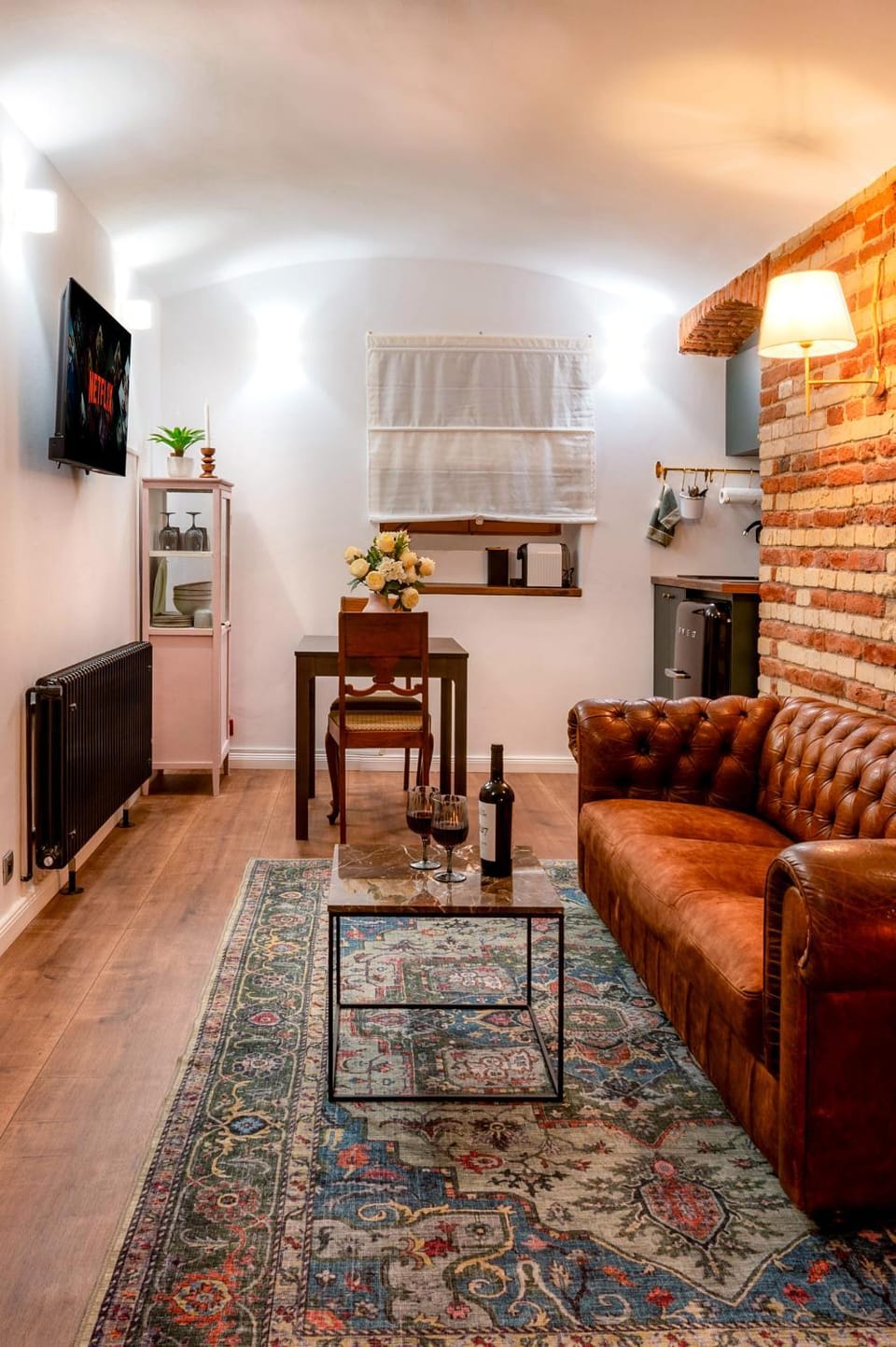 TV and multimedia, Kitchen or kitchenette, Living room, Food and drinks, Seating area, Dining area, Evening entertainment, Drinks, Alcoholic drinks