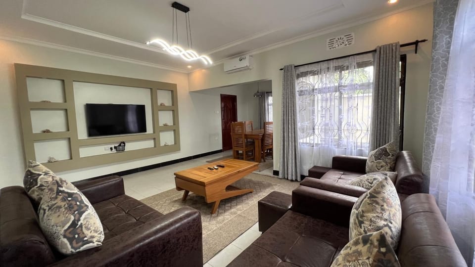 Communal lounge/ TV room, TV and multimedia, Living room, Seating area, Evening entertainment, air conditioner