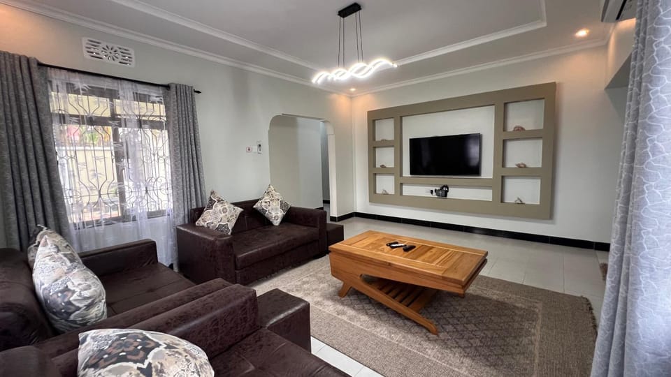 Communal lounge/ TV room, TV and multimedia, Living room, Seating area, Evening entertainment