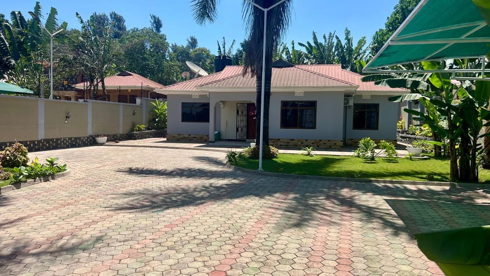 Property building, Day, Neighbourhood, Garden, Garden view