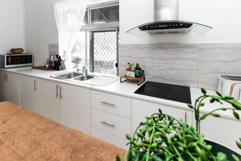 Colourful Spacious Central 3BDR Balcony AC Parking Apartment in Sydney
