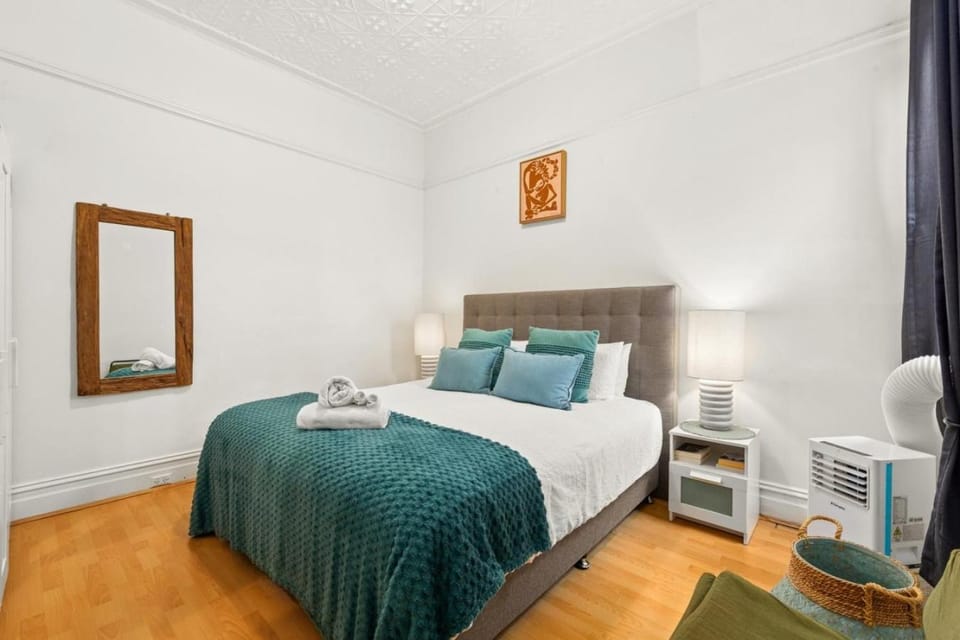 Colourful Spacious Central 3BDR Balcony AC Parking Apartment in Sydney