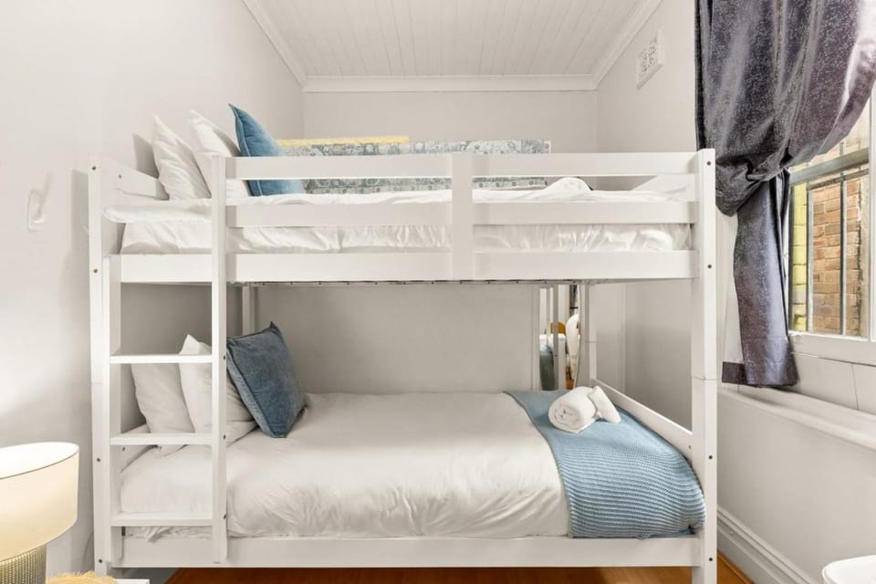 Colourful Spacious Central 3BDR Balcony AC Parking Apartment in Sydney