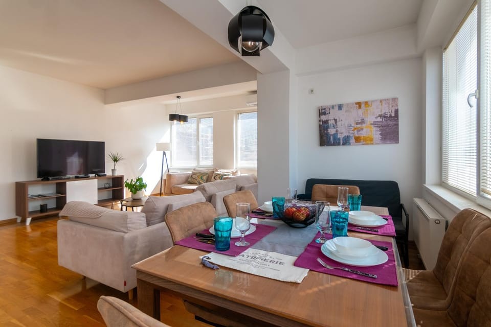Dining area, City view, Mountain view, Inner courtyard view