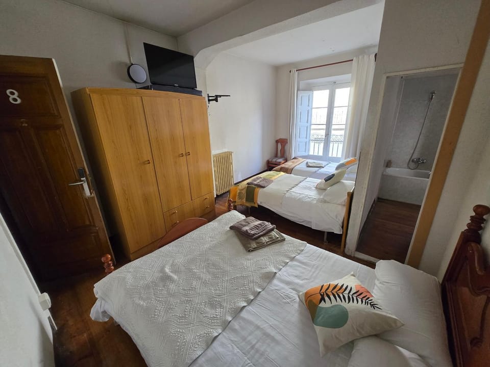 Hostal La Peña Bed and Breakfast in Haro