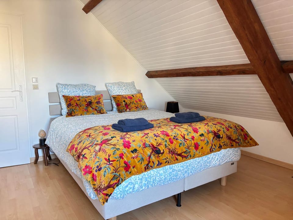 Bed, Photo of the whole room, Bedroom