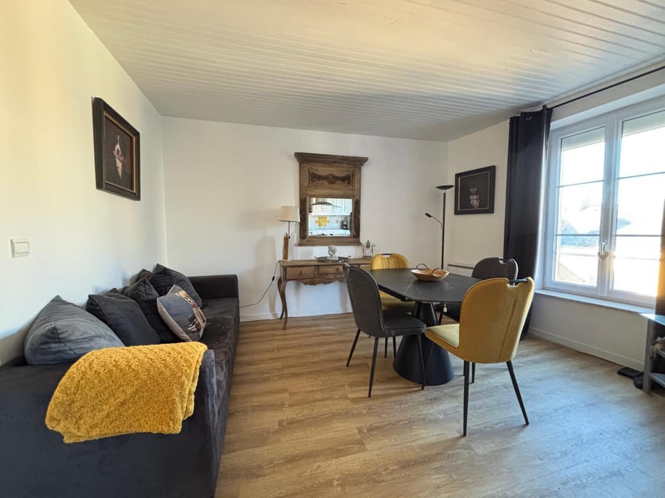 TV and multimedia, Living room, Seating area, Dining area