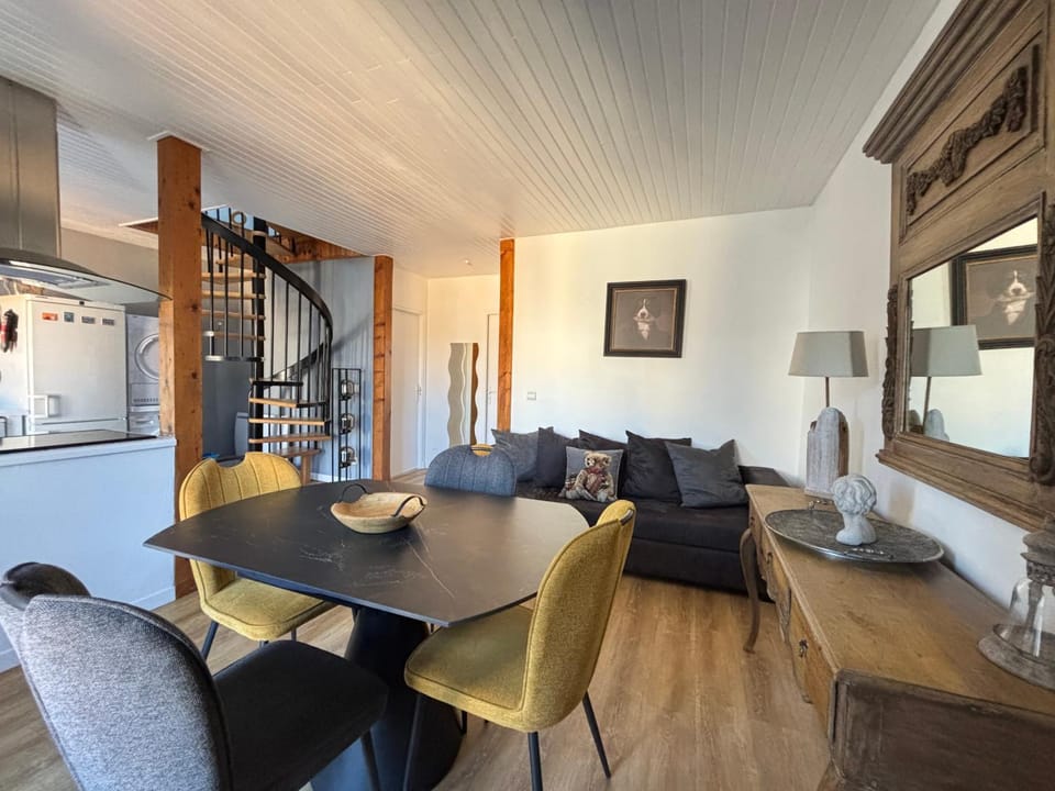 Living room, Seating area, Dining area