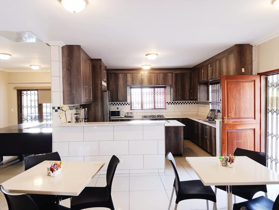 Kitchen or kitchenette, Seating area, Dining area, stove