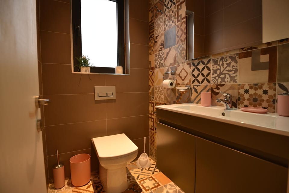 Toilet, Decorative detail