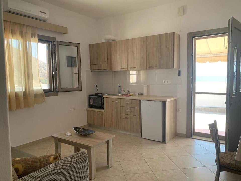 Kitchen or kitchenette, Dining area, stove